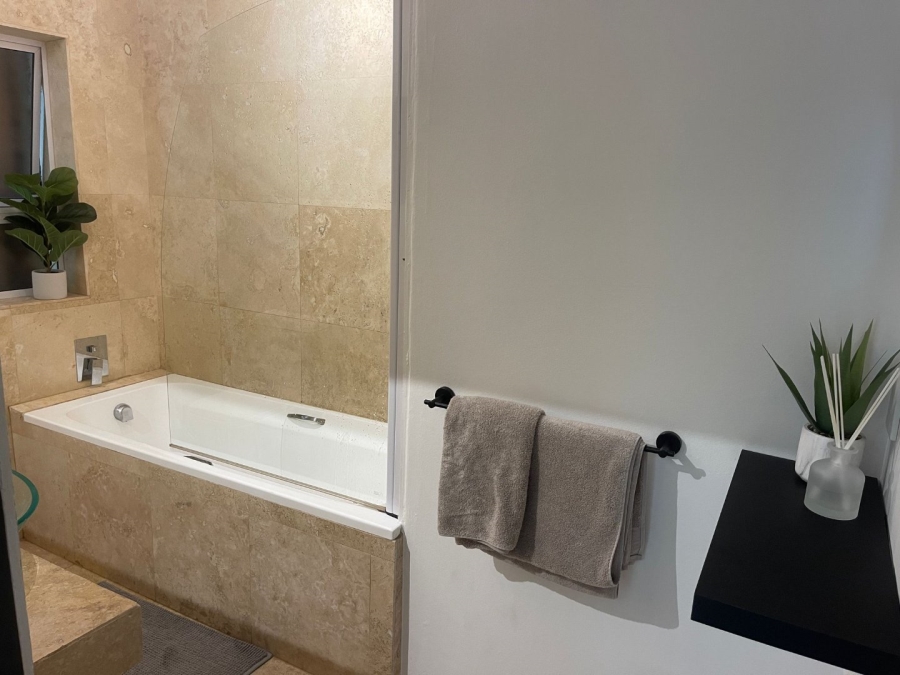 To Let 3 Bedroom Property for Rent in Sea Point Western Cape